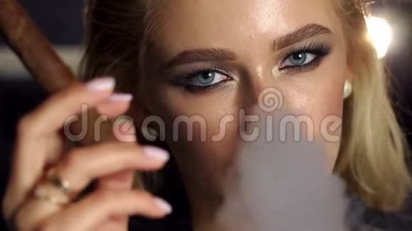 性感女人的特写在咖啡馆的酒吧里抽雪茄慢动作视频的预览图