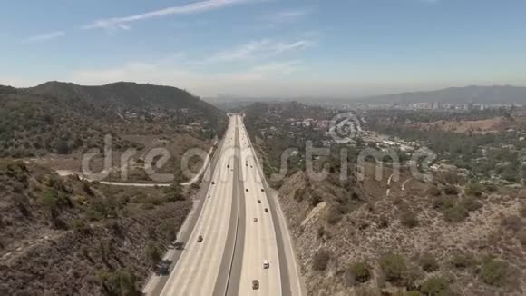 加州格伦代尔有移动汽车的空中景观视频的预览图