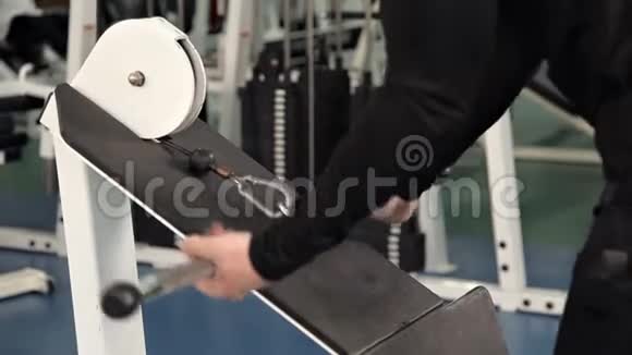 背部的肌肉男人在健身房的赛艇机上训练一个男人在健身房里举重这就是视频的预览图