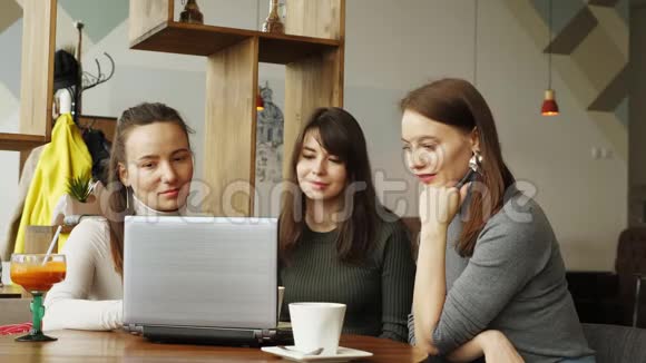 同事中心的成功女性团队用笔记本电脑读一条有好消息的信息视频的预览图