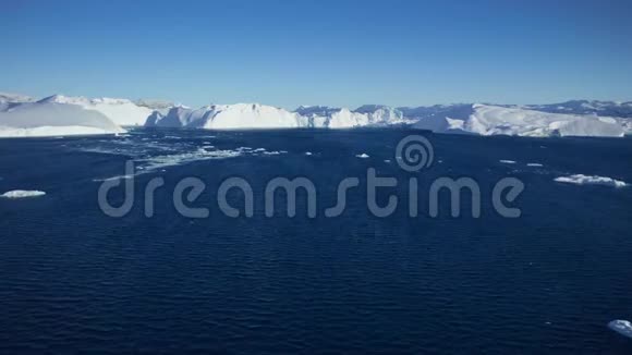 用无人机拍摄飞越海洋观看冰山和蓝海视频的预览图