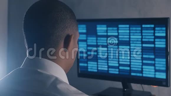 夜间办公室电脑显示器上程序员专业编程代码的背面视图视频的预览图