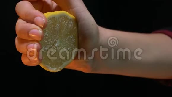 女孩捏了一个柠檬果汁滴了视频的预览图