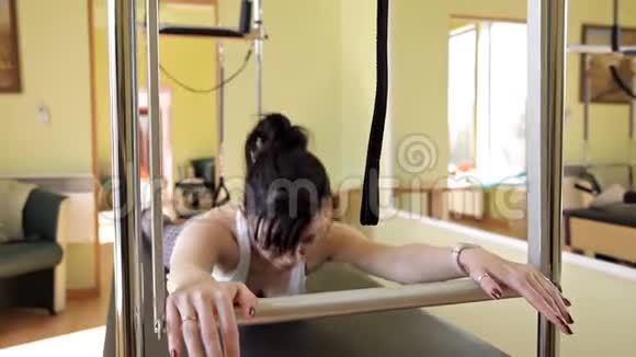 普拉提教练在室内健身房的训练器材上进行健身运动视频的预览图