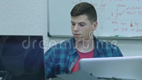 有魅力的年轻人在他的工作场所使用电脑办公室工作人员微笑着看着摄像机视频的预览图
