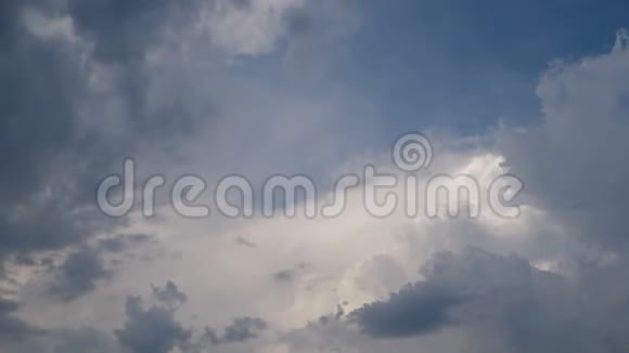 夏日晴日白云晴朗的蓝天白热化的天气形成地平线上的云景放松视频的预览图