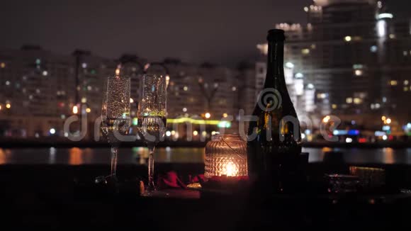 夜晚城市背景下的香槟杯视频的预览图