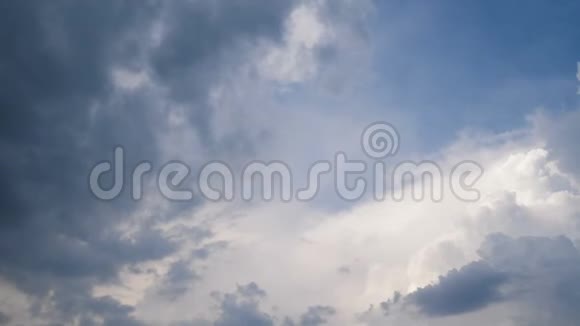 夏日晴日白云晴朗的蓝天白热化的天气形成地平线上的云景放松视频的预览图