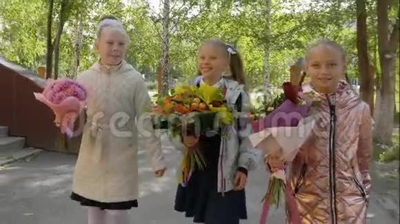 三个带着花束去上学的女孩回到学校的概念视频的预览图