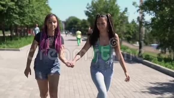 两个女朋友牵着手跑来跑去心情很好慢动作视频的预览图