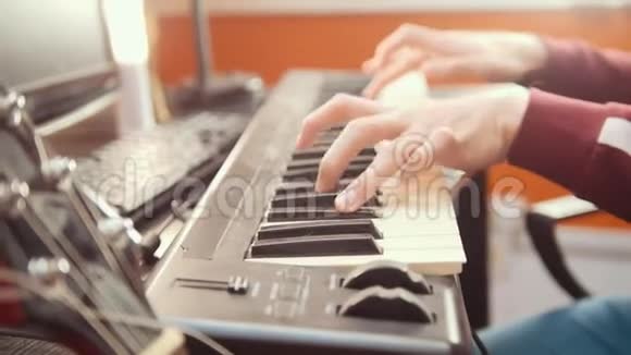 一个音乐家在录音室的MIDI键盘上演奏视频的预览图