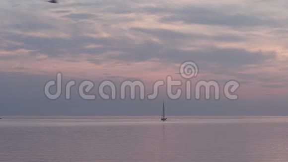 日落或日出期间小游艇沿着达加瓦河在灯塔旁游泳乳白色的风景视频的预览图