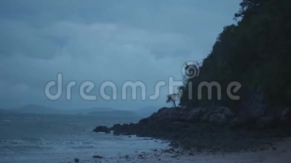 热带岛屿海滩暴风雨多云的早晨视频的预览图