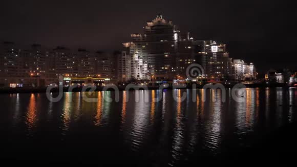 夜晚的城市河中灯光的倒影视频的预览图