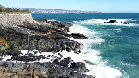 智利多岩石海岸比利亚德尔马波浪视频的预览图