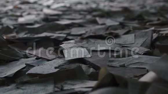 在乌克兰普里皮亚特的切尔诺贝利废弃建筑里的信件文件和旧物视频的预览图