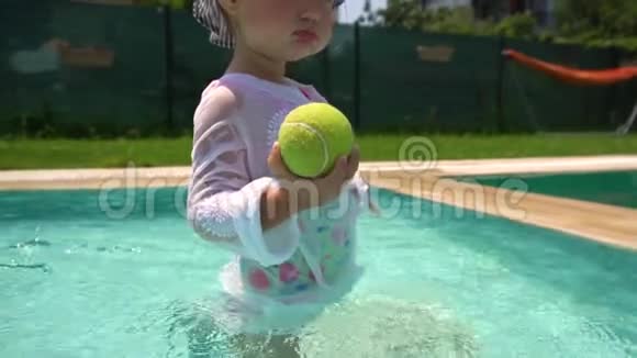 在游泳池里打网球的女孩视频的预览图