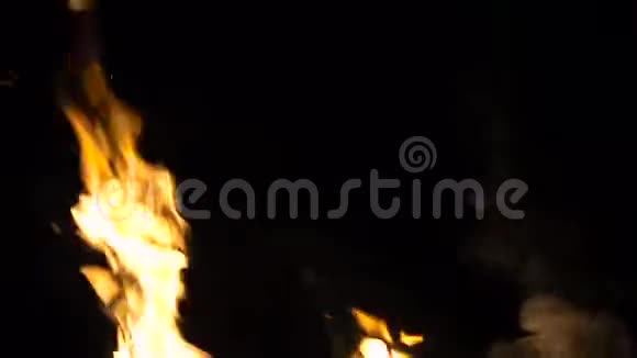 夜晚火焰的背景视频的预览图