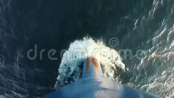 一艘船在水面波浪中的波浪视频的预览图