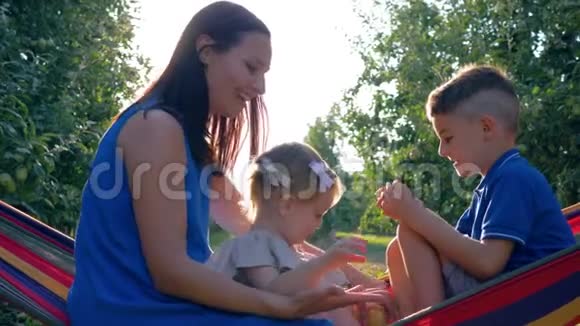 园丁节有小女孩和男孩的女人在秋日果园里休息视频的预览图