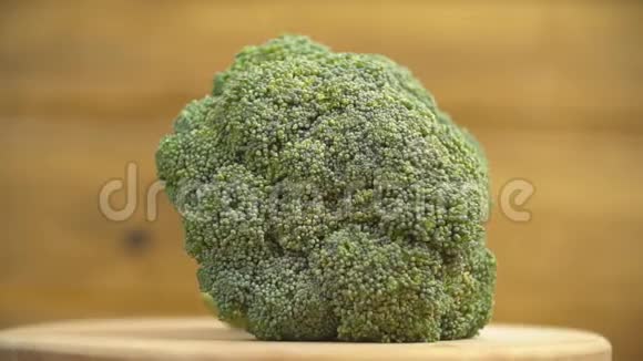 木制背景的西兰花蔬菜视频的预览图