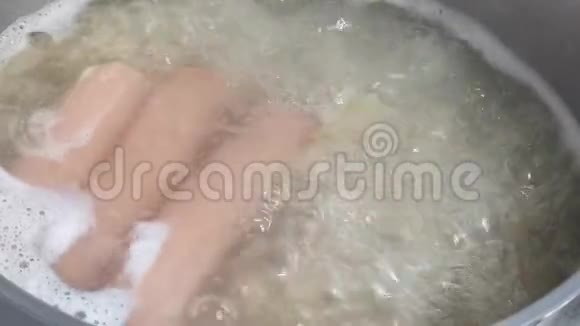 在锅里煮意大利面和香肠食物是在沸水中准备的视频的预览图
