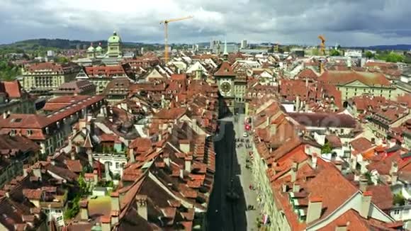 瑞士伯尔尼老城著名的Zytglogge或钟楼的鸟瞰图视频的预览图