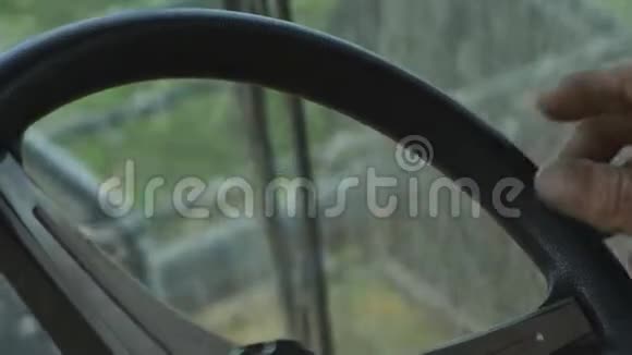 在金色麦田开着一辆脱粒卡车靠近司机视频的预览图
