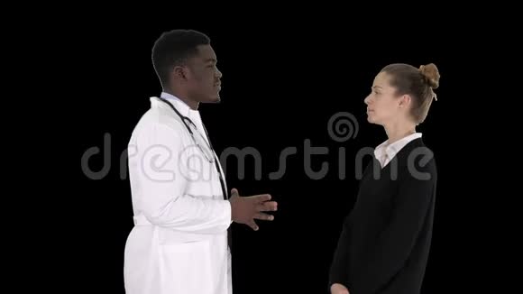男性非洲医生与女性病人交谈阿尔法频道视频的预览图