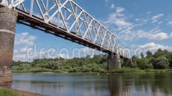 夏天在河上的铁路桥视频的预览图
