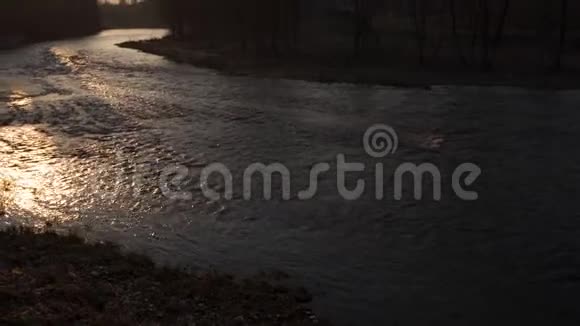 城堡前的一条河上温暖的日落泉水直流而下视频的预览图