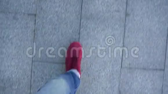 三合一视频在人行道上漫步的男女双腿的俯视图视频的预览图