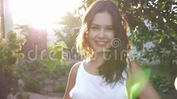 阳光明媚的天气美丽的女性在灯光下微笑的肖像视频的预览图