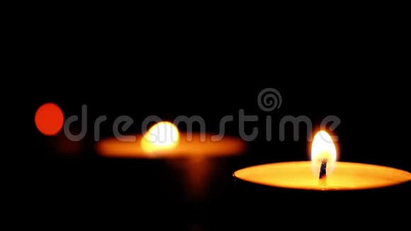 在黑暗的低调背景下吹灭蜡烛每秒30帧视频的预览图