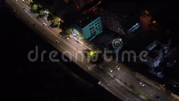 带移动汽车和建筑物的夜景视频的预览图