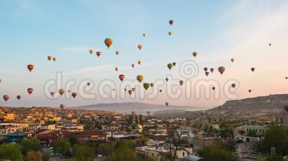 土耳其时间流逝卡帕多西亚城市天际线上的卡帕多西亚日出与飞行气球视频的预览图
