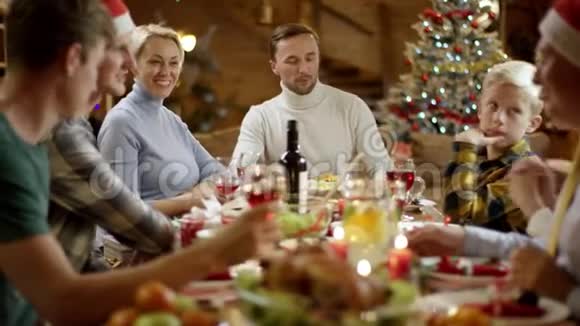 女士与家人一起集体自拍圣诞晚餐视频的预览图