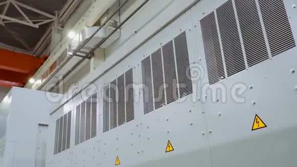 涡轮发动机安装在变压器控制柜后壁上发电机制造用于视频的预览图