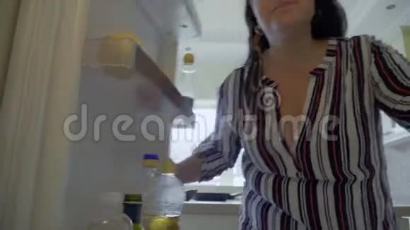胖女孩打开冰箱视频的预览图