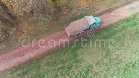 一辆载着砾石的卡车的空中射击以修复乡村道路视频的预览图