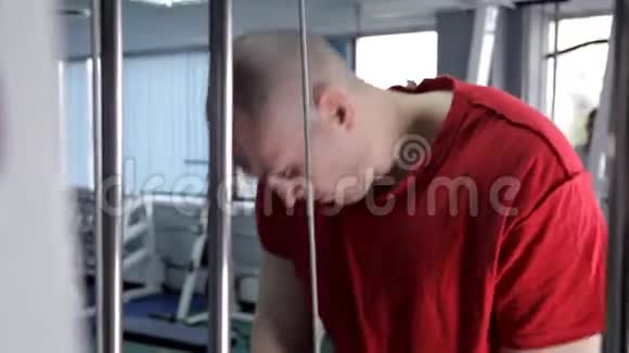 健身房里的男人抖他的三头肌健身器材健身房视频的预览图