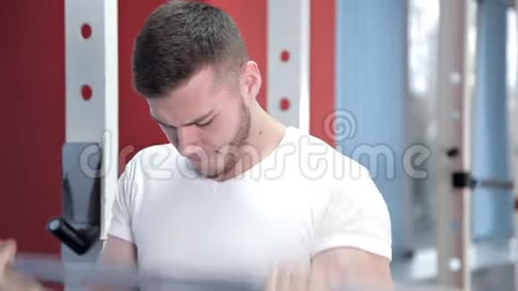 一个年轻人用杠铃在健身房工作体育权力健康视频的预览图
