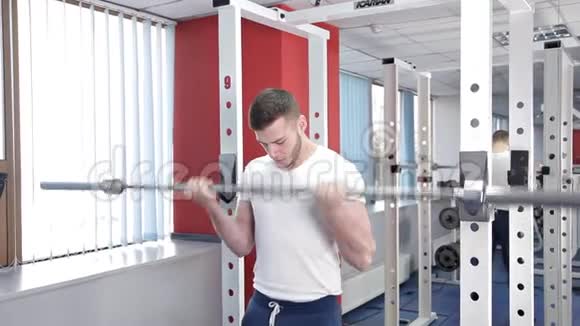 一个年轻人用杠铃在健身房工作体育权力健康视频的预览图