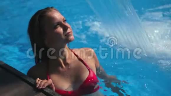 站在游泳池里摸头发的女孩视频的预览图