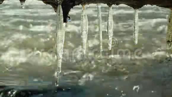 冰柱在冬天给莫拉瓦河注入冰封的魔法和神奇的白色时间流逝悬挂在悬垂中向下流淌视频的预览图