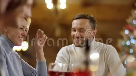 可爱的情侣们在圣诞夜的餐桌上聊天视频的预览图