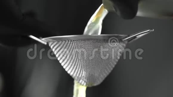 黄色的鳕鱼通过筛子喷出视频的预览图