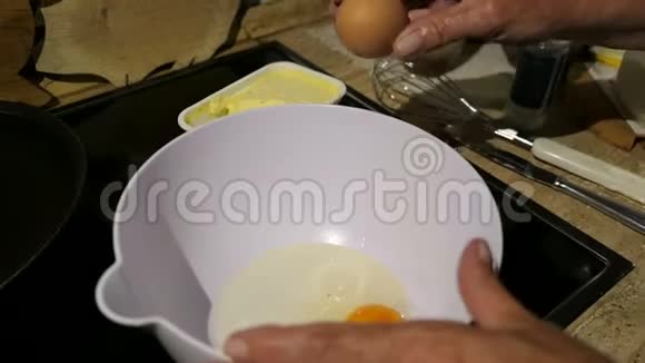 把鸡蛋面粉和牛奶混合在碗里烤薄饼配料视频的预览图