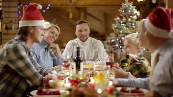 智能手机相机制作的圣诞桌家庭垂直智能手机照片视频的预览图