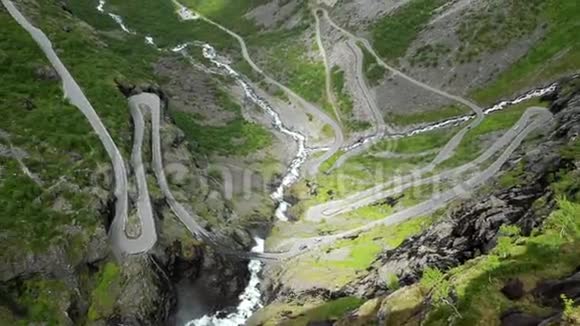 挪威安达汽车在蛇形山路上行驶著名的挪威地标视频的预览图
